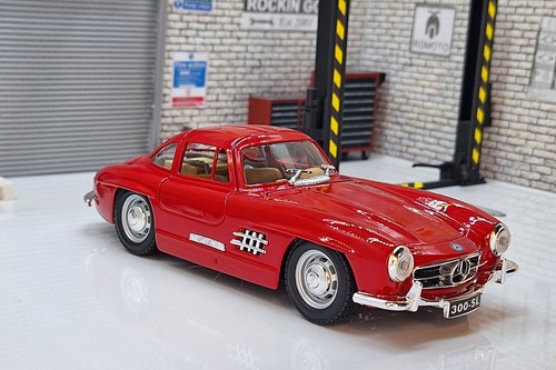 Mercedes 300 red 24 - 300, 1:24