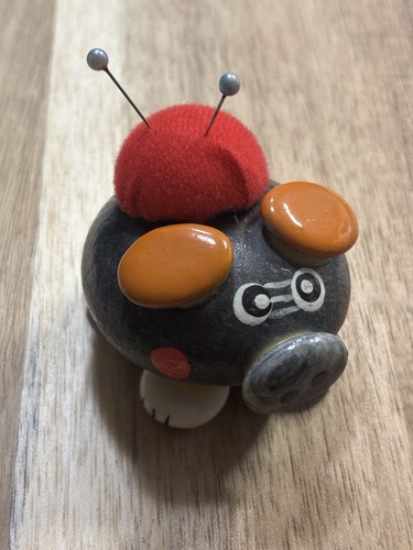 Pig pin cushion - needles, holder