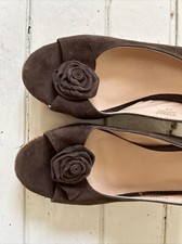 BODEN - BROWN SUEDE FLOWER