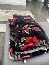 VICTORIA'S SECRET BLACK ROSE MISTELTOE PRINT HOLIDAY SHERPA PLUSH BLANKET 60X50"