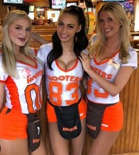 Ladies Medium New Hooters