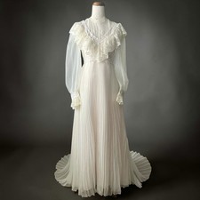 Vintage 1970s Ivory Lace