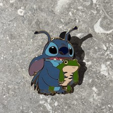 DISNEY ALIEN STITCH HOLDING A FROG PIN BADGE