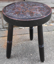 VINTAGE CARVED TOP HARD WOOD MILKING STOOL PLANT STAND 36cm HIGH READ