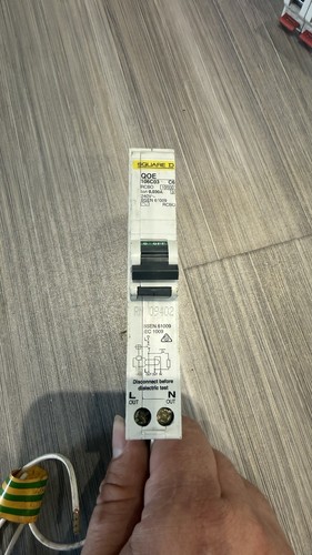 Schneider qoe 106c03 - square, d