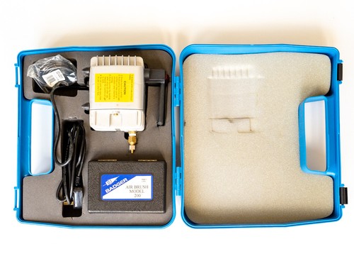Airbrush kit with compressor