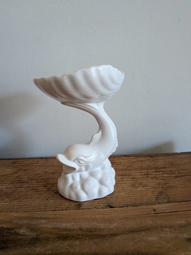 Pedestal fish and - pedestal, shell