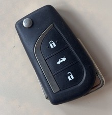 GENUINE TOYOTA 3 BUTTON REMOTE FLIP CAR KEY FOB - FREE DELIVERY