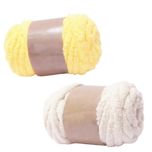 Thick chunky yarn hand - thick,