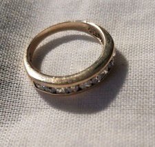 VINTAGE 9CT GOLD RING WITH LOVELY STONES  SIZE M NOT SCRAP  3 GRAMS