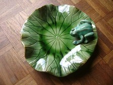 MAJOLICA FROG on WATERLILY LEAF GLAZED PORCELAIN THREE FOOTED DISH 23cm diameter