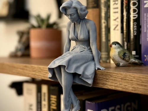 Sad marilyn monroe edge sitter - marilyn,