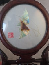 Chinese Glass Silk Hand Embroidery Round Wood Frame Display Fish On Stand