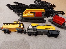 Caterpillar CAT train Set With Track Wagons Engine 32mm Gauge 
