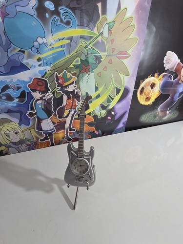 Standing silver guitar - silver,