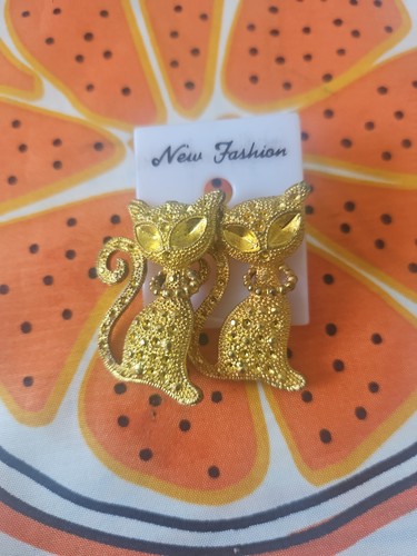 Gold vintage cat stud - vintage,
