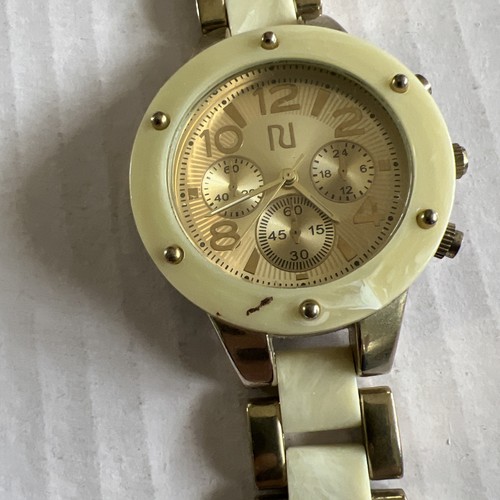 White and gold ton - white.,