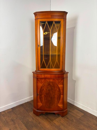 Vintage yew corner display - corner,