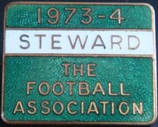 THE FOOTBALL ASSOCIATION 1973-1974 STEWARD Badge Brooch pin In gilt 30mm x 25mm