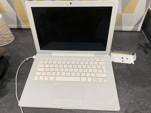 White apple macbook - macbook, no