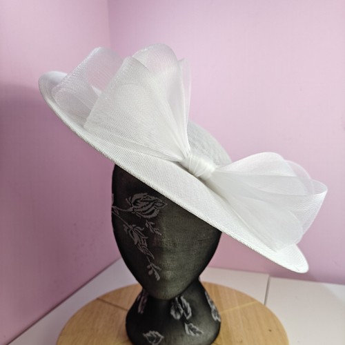 White large fascinator - white,