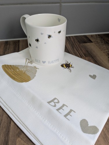 Hug rug bone china bee - rug,
