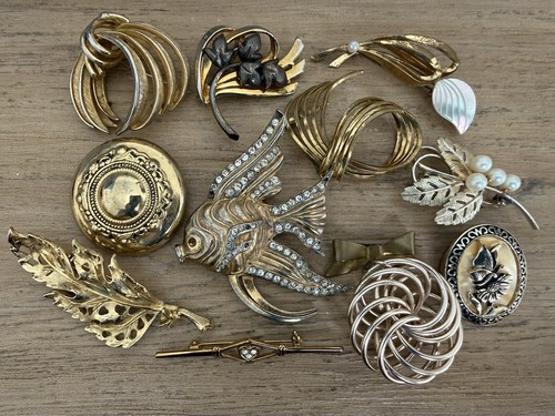 Vintage gold tone brooch - tone, &