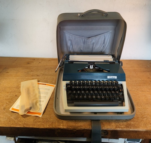 Erika typewriter travel - typewriter,