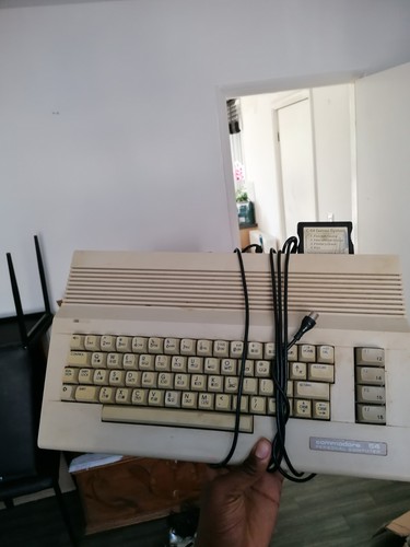 Commodore computer console - 64,