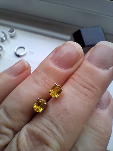 9ct gold yellow sapphire stud - 9ct,