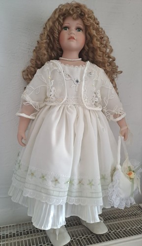 Artist doll collector - artist,