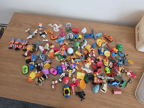 Mixed lot vintage kinder toys - lot,