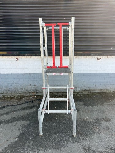 Access podium ladder hop - access, up