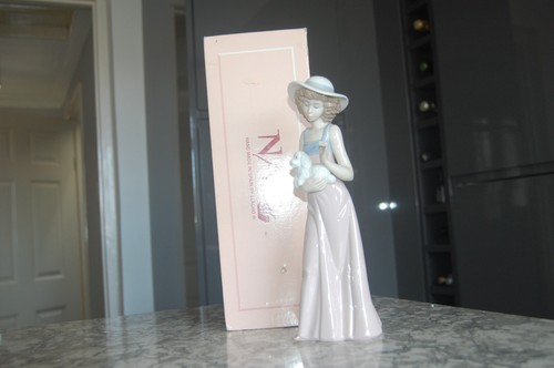 Nao lladro dama con caniche - ",