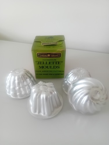 Vintage small aluminium swan - small,