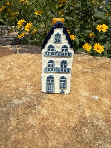 Vintage blue delft canal house - blue,