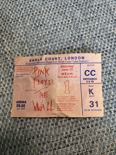 Pink floyd performing the wall - pink,