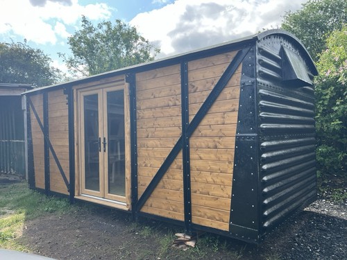 Railway carriage hut glamping - railway,