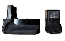 Neewer Battery Grip for Sony A7, A7R, A7S includes two batteries and charger.  