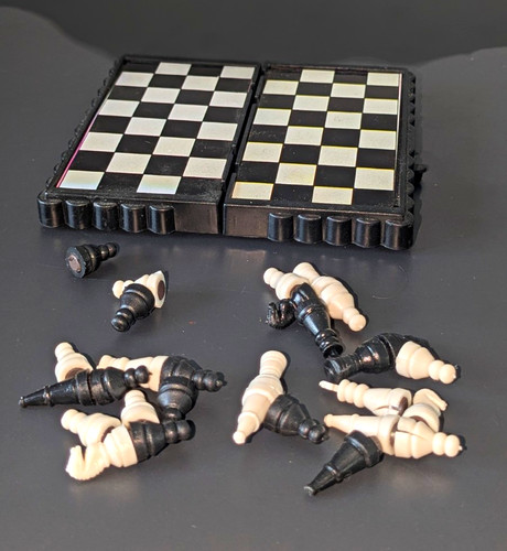Folding magnetic travel chess - folding,