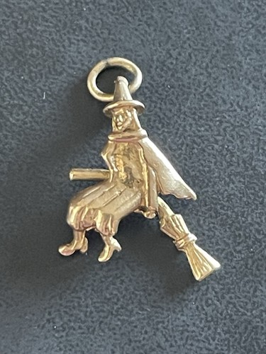 9ct 375 gold witch - 9ct, on