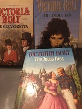3 Victoria Holt books, Thesilk