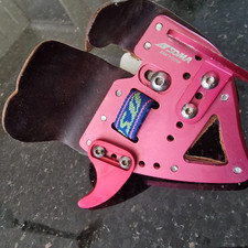 Soma Fivics Saker 1 Archery Ajustable Finger Tab in Red