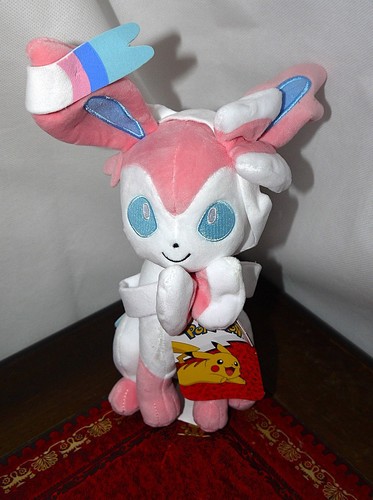 Official pokemon sylveon plush - pokemon,