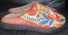 LADIES SIZE 7.5-8 PLUSH FLORAL