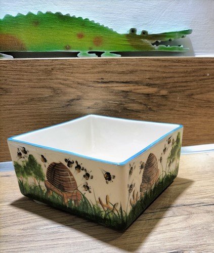 Griselda hill beehive trinket - hill,