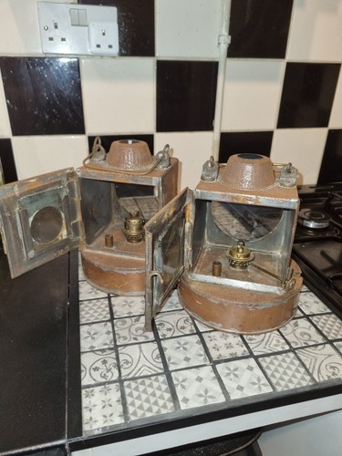 Pair oil lanterns metal - g.w.r,