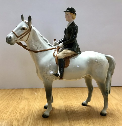Beswick huntswoman grey - on,