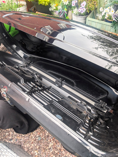 Halfords 470l roof box - halfords,