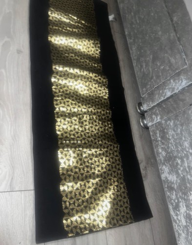 Next black and gold - , table